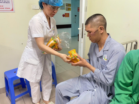 Trao quà cho người bệnh 1